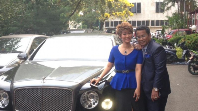 Inul Daratista dan Hotman Paris bersama mobil mewahnya