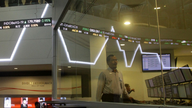Petugas memantau pergerakan saham di Bursa Efek Indonesia