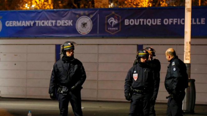 Polisi berjaga di luar stadion Stade de France