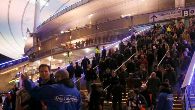 Penonton di evakuasi dari Stade de France setelah ledakan bom, pada November 2016