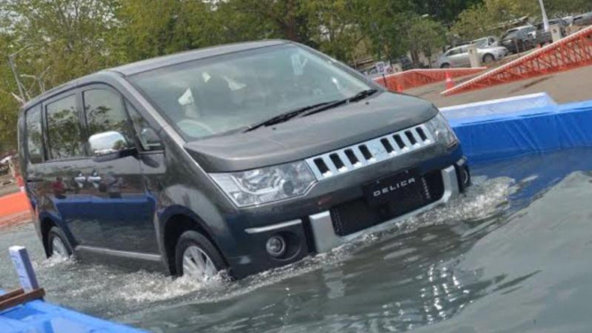 Mobil Mitsubishi lewati genangan air