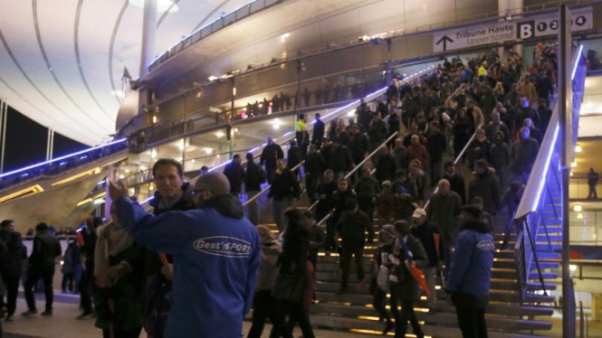 Penonton meninggalkan Stade de France setelah serangan bom, 13 November 2015.