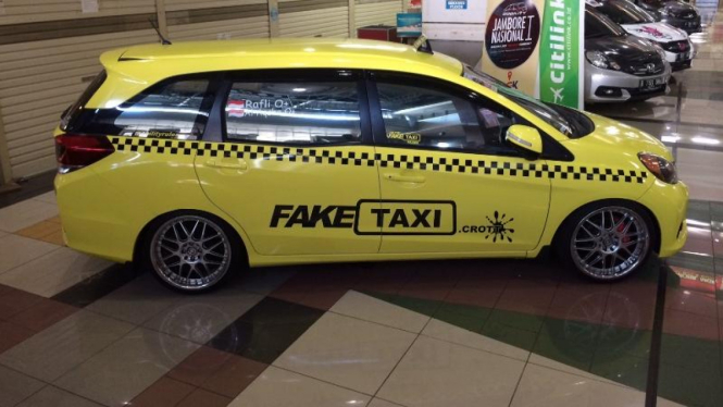 Mobilio bergaya Faje Taxi.