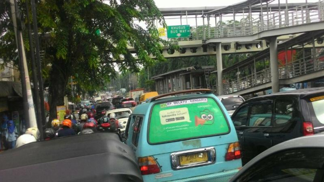 Kemacetan di kawasan Kampung Pulo, Jakarta Timur