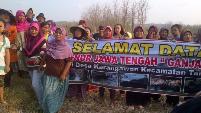 Warga Kendeng Jawa Tengah menggelar aksi massa menolak pembangunan pabrik semen