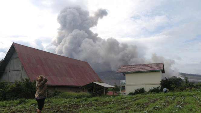 Ilustrasi/Aktivitas erupsi Gunung di Sumatera Utara, Sabtu (21/5/2016).
