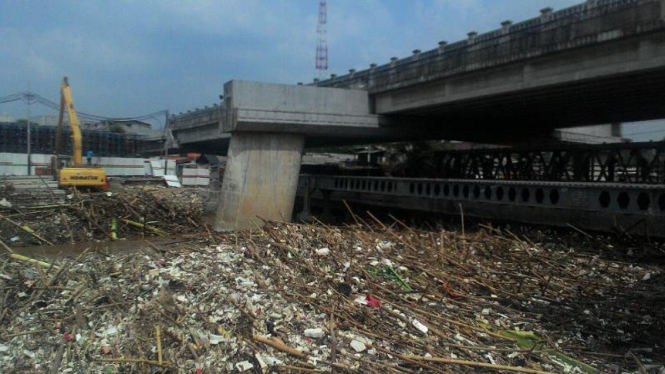 100 ton sampah menumpuk di bawah Jalan Layang Kalibata.