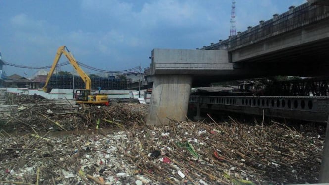 100 ton sampah menumpuk di bawah Jalan Layang Kalibata.