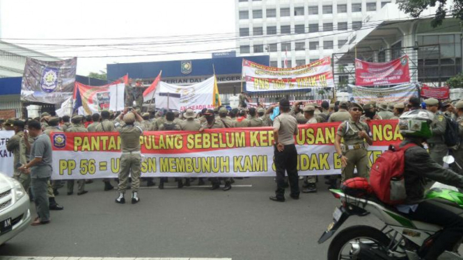 Personel Satpol PP menggelar unjuk rasa di Istana Negara
