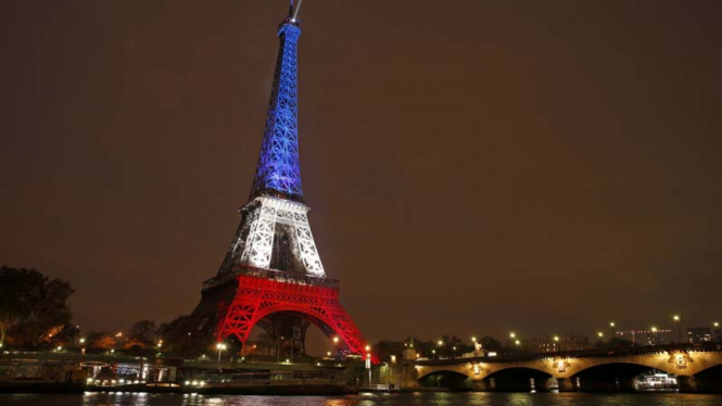 Tricolore Menara Eiffel untuk Hormati Korban Serangan Paris