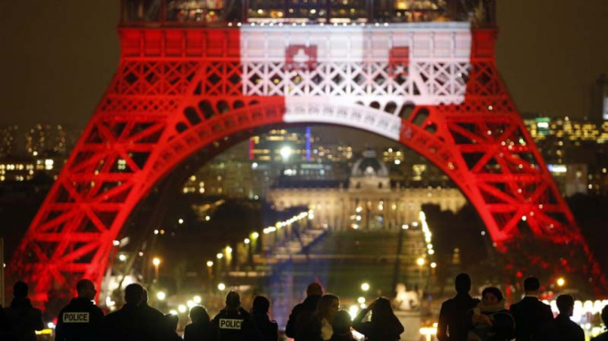 Petugas keamanan berjaga di sekitar Menara Eiffel paska serangan teroris November 2015.