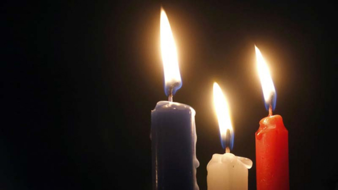 Lilin tiga warna saat memperingati serangan Paris, November tahun lalu.