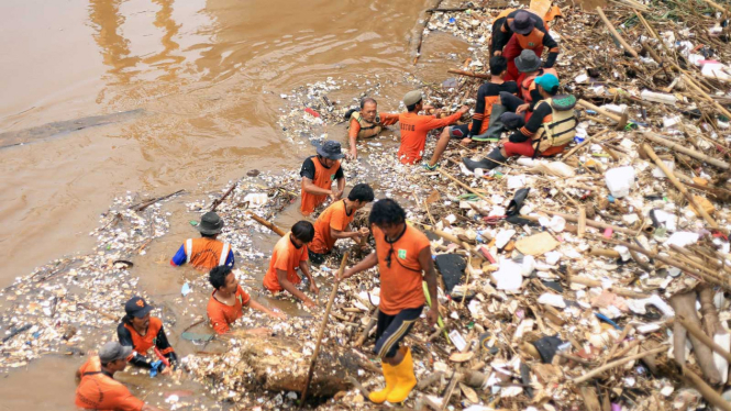 Tumpukan Sampah di Kali Ciliwung Kawasan Kalibata