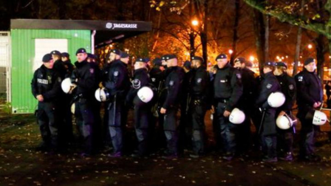 Polisi Jerman berjaga di luar stadium HDI Arena, Hannover.