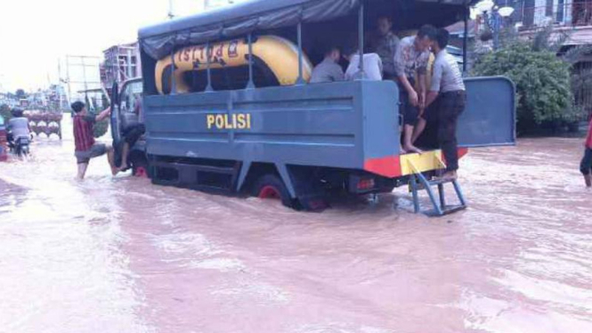 Banjir di Kabupaten Rokan Hulu, Riau, akibat luapan air sungai.