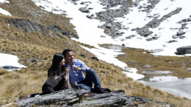 Joe Taslim dan Istri piknik di The Peak, Queenstown.