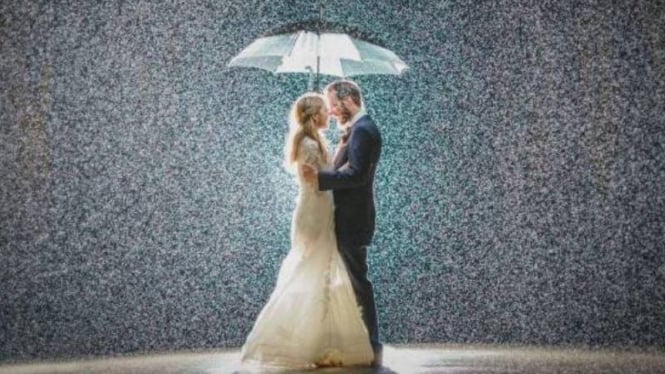 Foto Pernikahan Saat Hujan