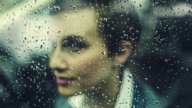 Ilustrasi wanita saat musim hujan