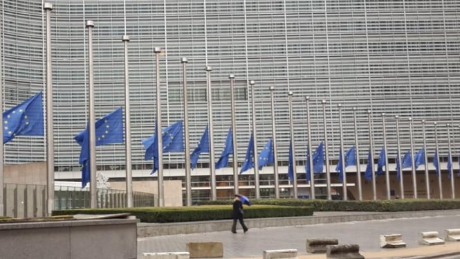 Bendera Uni Eropa setengah tiang di Brussels, Belgia, beberapa waktu silam.