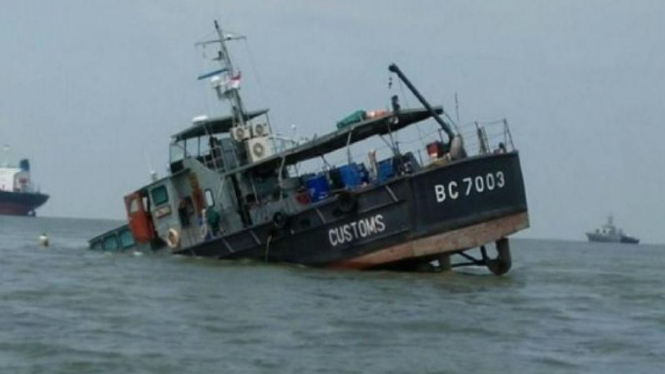 Kapal patroli milik Direktorat Jenderal Bea dan Cukai Tanjung Balai, Karimun, Kepulauan Riau, kandas di perairan Belawan, Sumatera Utara, pada Kamis pagi, 19 November 2015.