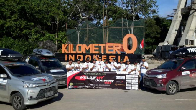 Team Velozity Journey 2015  tiba di tugu titik nol km Indonesia