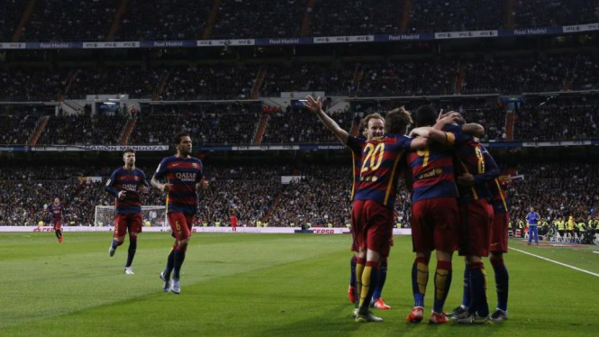 Pemain Barcelona merayakan gol