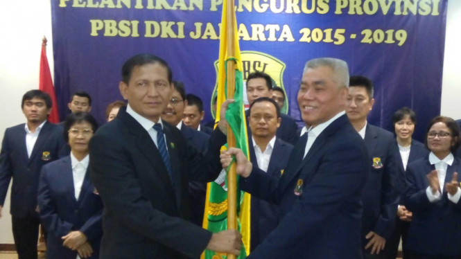 Alex Tirta (kanan) saat dilantik jadi Ketua Pengprov PBSI DKI Jakarta.