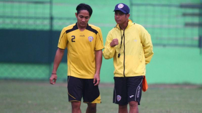 Pelatih Arema Joko Susilo (kanan)