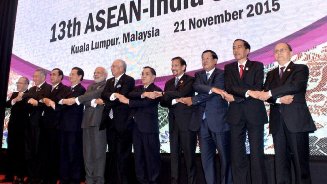 Presiden Joko Widodo bersama sesama pemimpin kawasan Asia Tenggara dalam KTT ASEAN di Kuala Lumpur, Malaysia, beberapa waktu silam. 