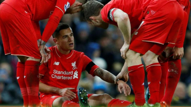 Gelandang Liverpool, Philippe Coutinho (tengah)