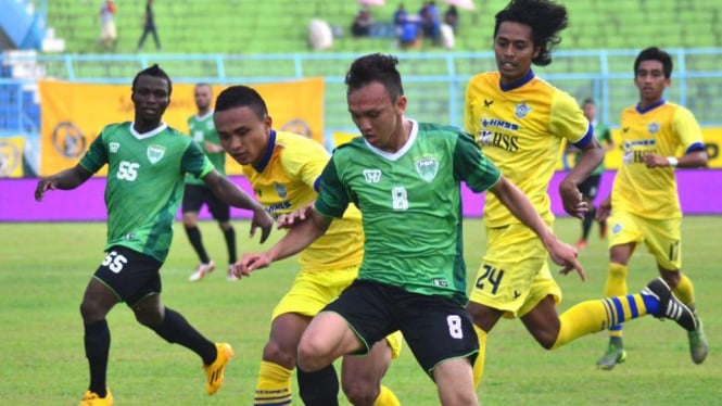 Pemain PBR berebut bola dengan pemain Gresik United