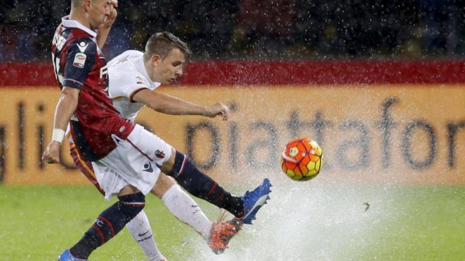 Lapangan laga AS Roma melawan Bologna tergenang air