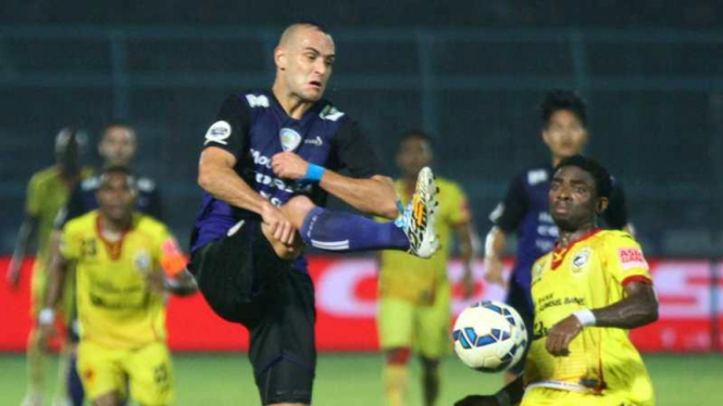 Bek Arema, Kiko Insa, dalam laga melawan Sriwijaya FC