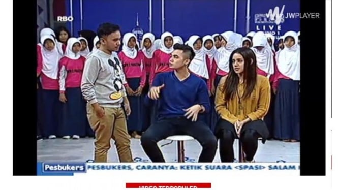 Fairuz dan Randa saat tampil di Pesbukers ANTV