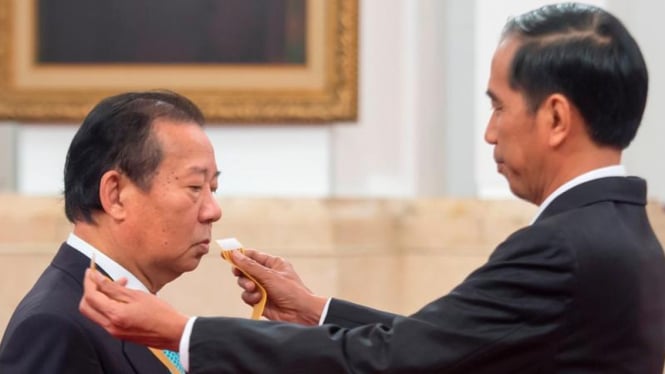 Jokowi beri penghargaan kepada Ketua Liga Parlemen Jepang Indonesia