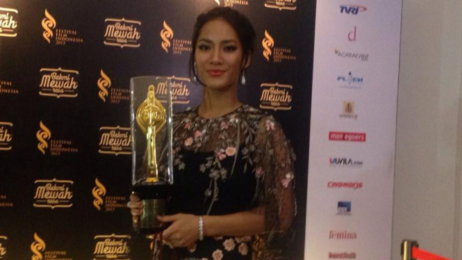 Tara Basro Raih Penghargaan Pemeran Utama Wanita Terbaik FFI 2015.