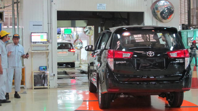 Pekerja sedang mengecek mobil Kijang Innova di Pabrik Toyota Karawang 1.
