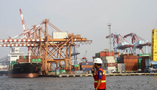 Ativitas bongkar muat peti kemas di Pelabuhan Tanjung Priok, Jakarta