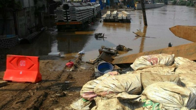 Truk pengangkut sheetpile terendam banjir