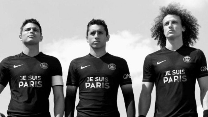 Pemain Paris Saint-Germain dengan kostum khusus tragedi Paris