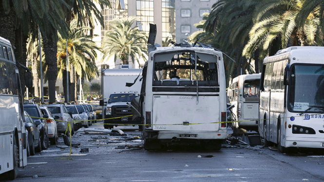 bus pengawal presiden tunisia yang terkena bom