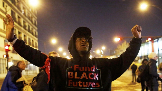 Unjuk rasa usai polisi menembak mahasiswa kulit hitam di chicago.