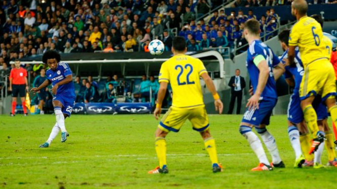 Pemain Chelsea, Willian saat cetak gol ke gawang Maccabi Tel-Aviv