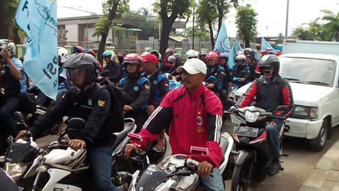 Buruh berkupul di Kawasan Industri Pulogadung, Jakarta Timur.