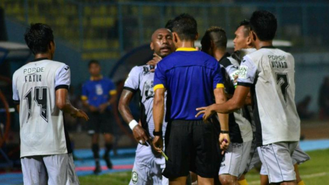 Pemain Sriwijaya FC coba tenangkan Patrich Wanggai
