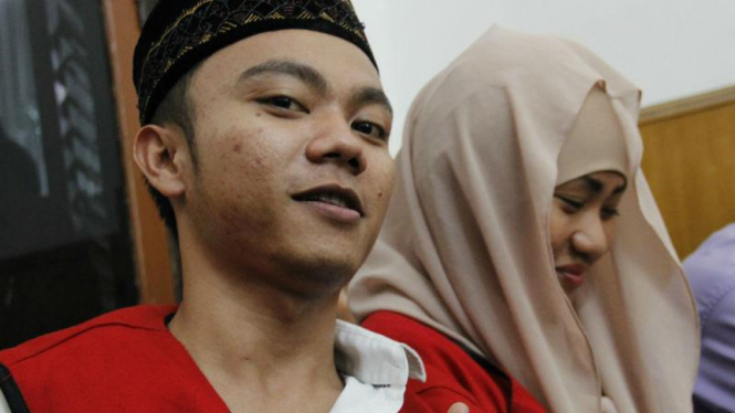 Alen Saputra (23 tahun) dan Alfania Tiarsasila alias Fani (25), terdakwa muncikari artis, menjalani sidang perdana di Pengadilan Negeri (PN) Surabaya, Kamis, 26 November 2015. 