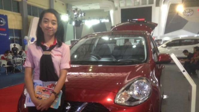 Sely Sirande saat berada di pameran otomotif.