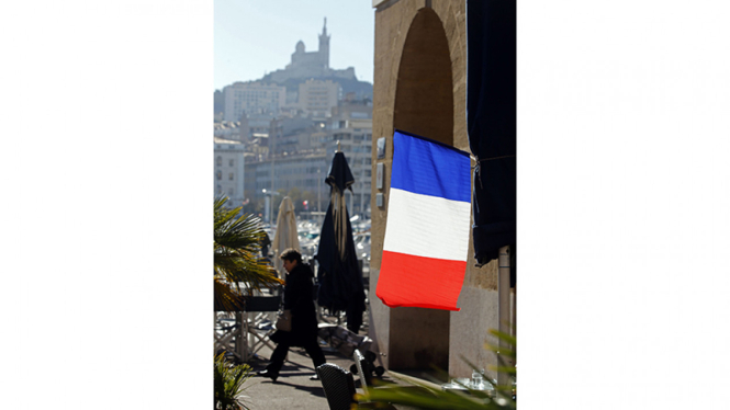 Presiden Prancis minta warganya kibarkan bendera negara di jendela