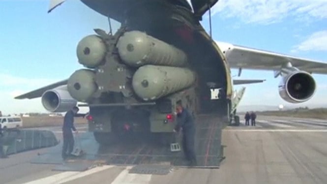 Pemerintah Rusia mengirimkan rudal s-400 ke Pangkalan Militer Hmeimim, Suriah.