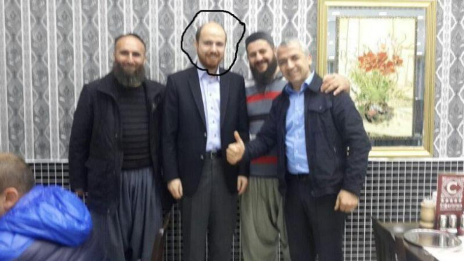 Bilal (tengah) bersama para petinggi ISIS.